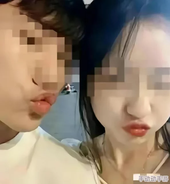 男女打扑克视频网站引发热议，网友纷纷发表看法：这是一种新型娱乐方式还是不当行为？