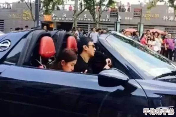男Ji大巴进入女人，车内发生意外事件引发众人围观，现场气氛紧张不已