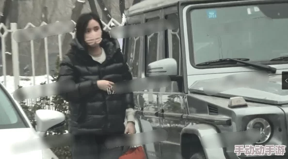 男Ji大巴进入女人，车内发生意外事件引发众人围观，现场气氛紧张不已