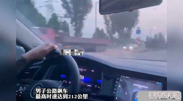 男Ji大巴进入女人，车内发生意外事件引发众人围观，现场气氛紧张不已