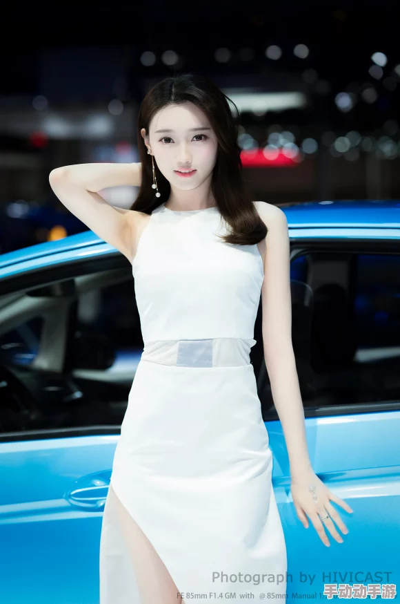 美女校花白丝被曝与富二代车模热恋，绯闻不断引发网友热议