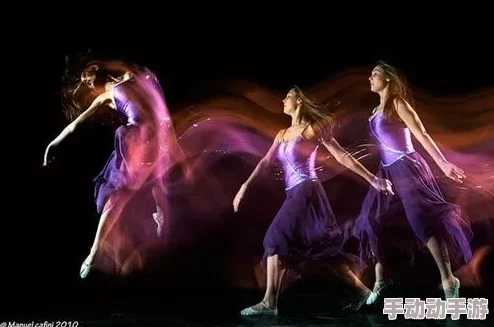 旅行者帮八重神子拍照，呈现出她在火华祭中的独特魅力与神秘感，感受异世界的美丽风景与文化交融