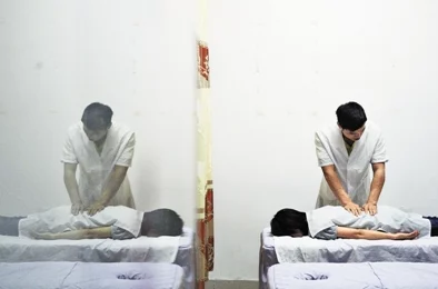 男按摩师舌头伸进去了SPA，顾客惊呼不已引发热议，行业规范亟待加强与反思