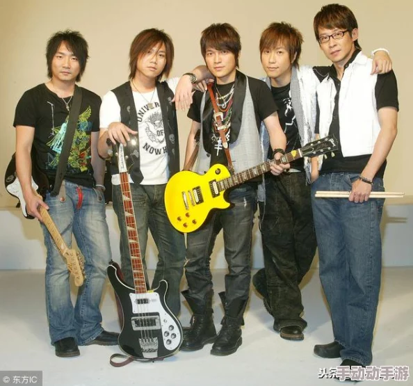 色婷婷五月天：传闻五月天乐队成员与知名女星私交甚密，引发热议