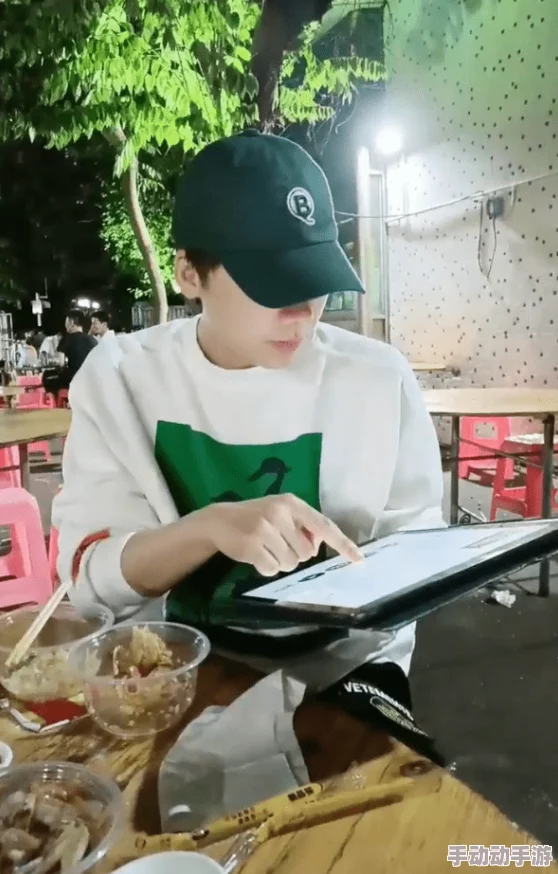 男生把坤坤放在女生定眼里开元，网友热议：这是否反映了当代年轻人的审美观和价值观的变化？