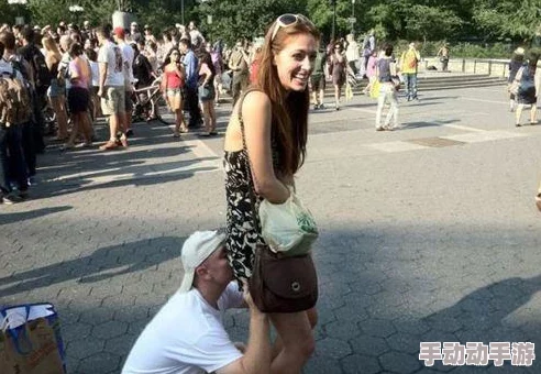 穿扒开 跪着让客人打屁男男，震惊全网！这场奇异的表演究竟背后隐藏着怎样的秘密？