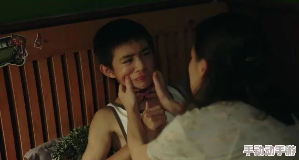 花楼女子檀木板下翘红痕，惊现神秘身世背后令人震惊的秘密，揭开千年历史的迷雾！