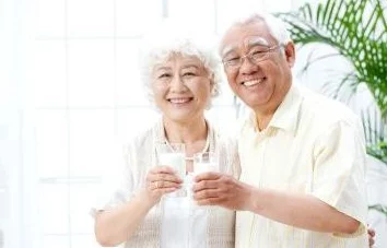 老头裸体洗澡沟引帅老头,意外邂逅引发网络热议,老年人新潮生活方式成焦点! 老头裸体洗澡沟引帅老头,意外邂逅引发网络热议,老年人新潮生活方式成焦点!