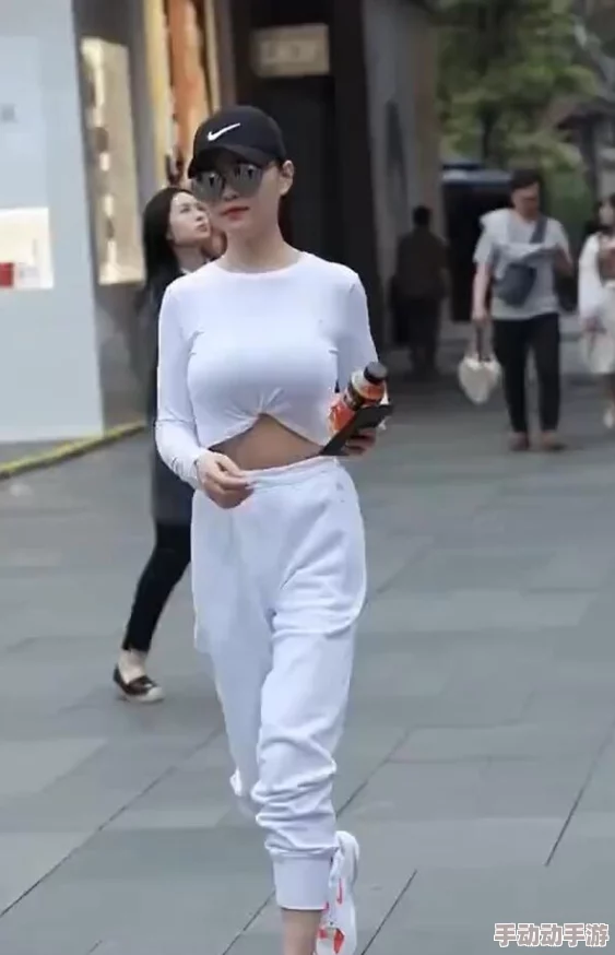 美女露%100，展现无与伦比的魅力与自信，吸引众多目光，引发热议和讨论