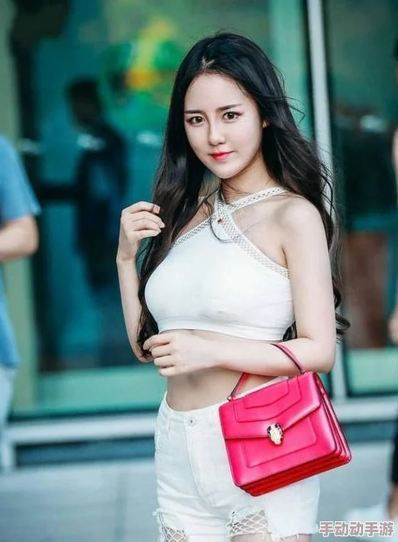 美女露%100，展现无与伦比的魅力与自信，吸引众多目光，引发热议和讨论