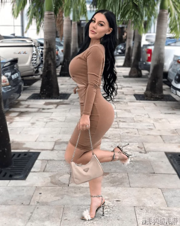 Big丰满大白屁ss4：带你感受无与伦比的超大魅力，尽享极致乐趣与欢笑！