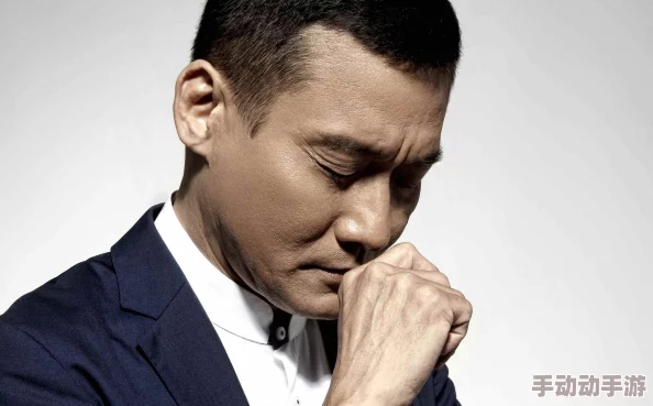 男人的 伸到男坤坤眼里：当代男性在情感表达与社会角色中的新挑战与机遇分析