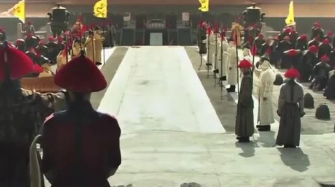 群臣在朝堂上抄皇上，权臣暗中策划政变，朝局动荡不安引发民众恐慌与猜测