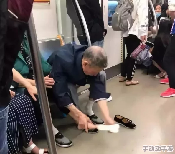 扒胸罩亲胸喝奶的视频无挡,近日在社交平台引发热议,网友们纷纷讨论其内容的争议性与社会影响 扒胸罩亲胸喝奶的视频无挡,近日在社交平台引发热议,网友们纷纷讨论其内容的争议性与社会影响