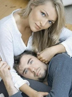 两个男人猛躁一个女人这可能是描述一种紧张或冲突的情景 两个男人猛躁一个女人这可能是描述一种紧张或冲突的情景