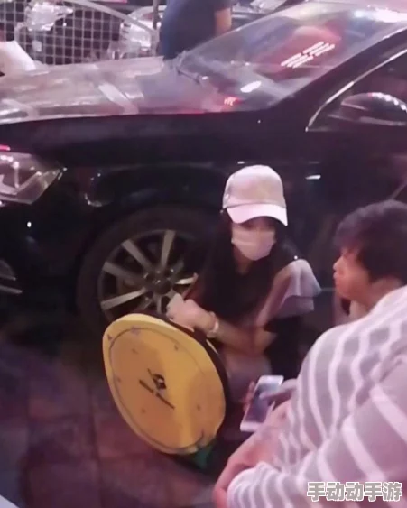 在车里的翻云覆雨可杰近日可杰在社交媒体上分享了他与朋友们的公路旅行经历,展示了沿途美丽的风景和欢乐的时光 在车里的翻云覆雨可杰近日可杰在社交媒体上分享了他与朋友们的公路旅行经历,展示了沿途美丽的风景和欢乐的时光