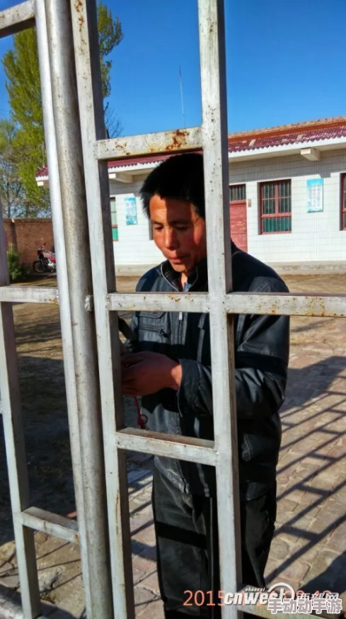 大学门卫董大爷欢迎来到东莫村携手共进创造美好未来一起追逐梦想与希望 大学门卫董大爷欢迎来到东莫村携手共进创造美好未来一起追逐梦想与希望