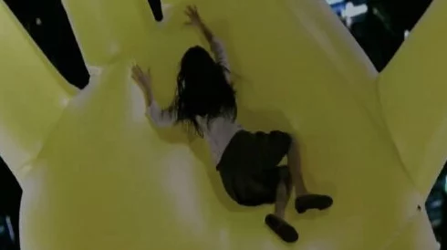 天降女孩子从二楼掉下来了每一次跌倒都是成长的机会勇敢面对生活的挑战让我们一起加油 天降女孩子从二楼掉下来了每一次跌倒都是成长的机会勇敢面对生活的挑战让我们一起加油