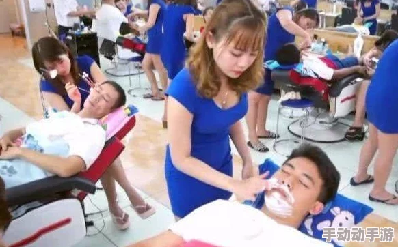 班长摘下奶罩让我爽了一节课同桌见状也加入进来我们三个一起度过了难忘的一节课 班长摘下奶罩让我爽了一节课同桌见状也加入进来我们三个一起度过了难忘的一节课