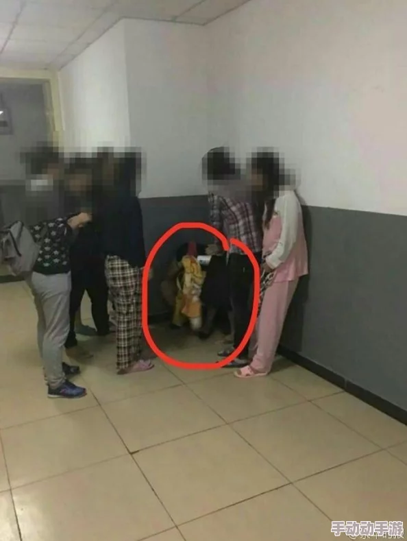 高清偷窥校园女浴室洗澡警方已介入调查监控录像全力追捕嫌疑人 高清偷窥校园女浴室洗澡警方已介入调查监控录像全力追捕嫌疑人