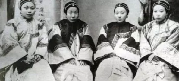 摄政王的小夫郎近日,摄政王的小夫郎在市集上偶遇旧友,二人共叙往事,场面温馨。 摄政王的小夫郎近日,摄政王的小夫郎在市集上偶遇旧友,二人共叙往事,场面温馨。