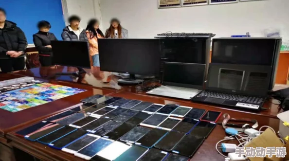 公交车破了两个六年级学生事故发生后警方迅速介入调查并对现场进行勘查以确定责任 公交车破了两个六年级学生事故发生后警方迅速介入调查并对现场进行勘查以确定责任