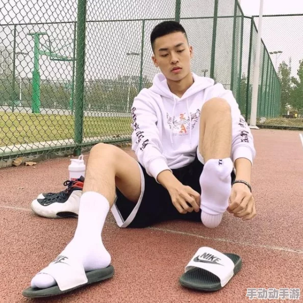 体育生白袜爆小受twink校园操场挥洒汗水激情碰撞擦出火花