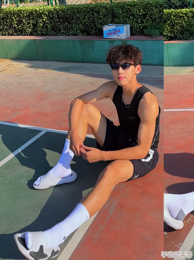 体育生白袜爆小受twink校园操场挥洒汗水激情碰撞擦出火花