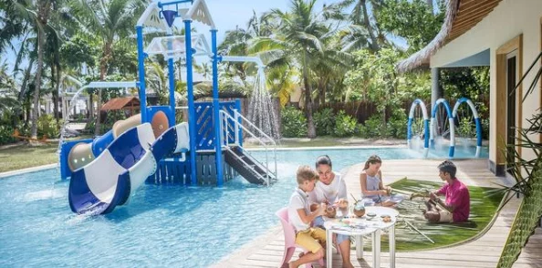 三对夫7交换真刺激w度假别墅泳池派对激情四射意外不断