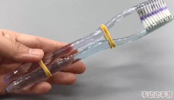 将手脚绑上拿刷子挠痒作夂近日一项研究发现这种行为能有效缓解压力并提升心情