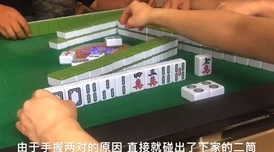 小莹系列和室友打麻将友谊和快乐是生活的调味品让我们一起享受每一刻的欢笑