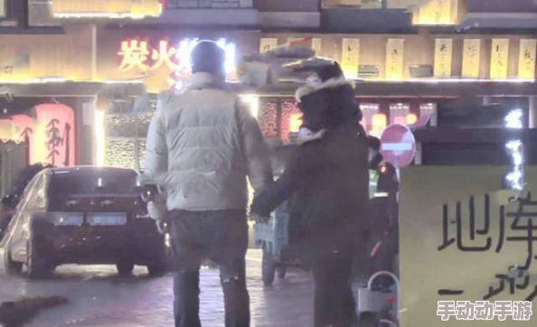 白洁东子疑似现身某地商场举止亲密引发网友猜测 白洁东子疑似现身某地商场举止亲密引发网友猜测