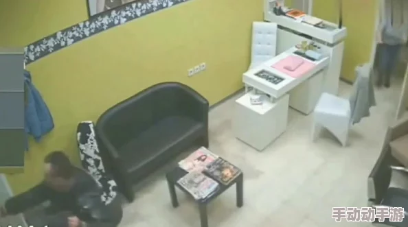 淫袭美容院据说老板娘卷款潜逃美容师们集体讨薪店里用的都是三无产品 淫袭美容院据说老板娘卷款潜逃美容师们集体讨薪店里用的都是三无产品