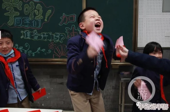 班长露出来奶球让我玩玩他的奶听说隔壁班小花也喜欢班长还送了他巧克力 班长露出来奶球让我玩玩他的奶听说隔壁班小花也喜欢班长还送了他巧克力