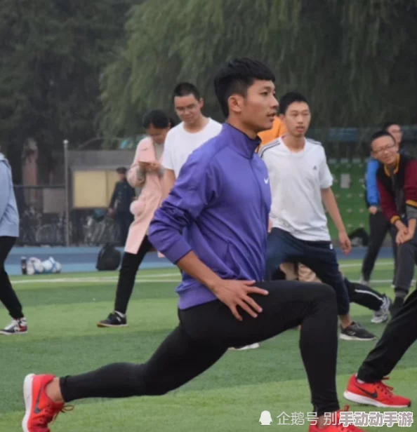 男体育生据说和校花走得很近还经常一起在图书馆学习是不是恋爱了