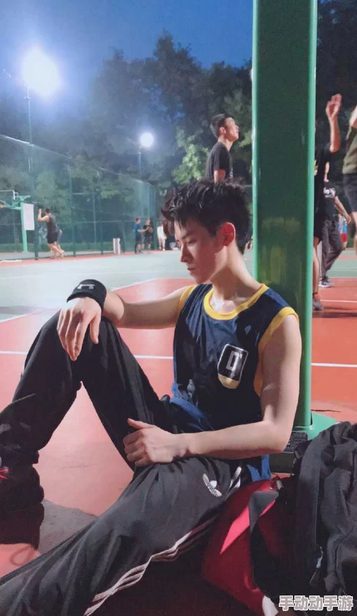 男体育生据说和校花走得很近还经常一起在图书馆学习是不是恋爱了