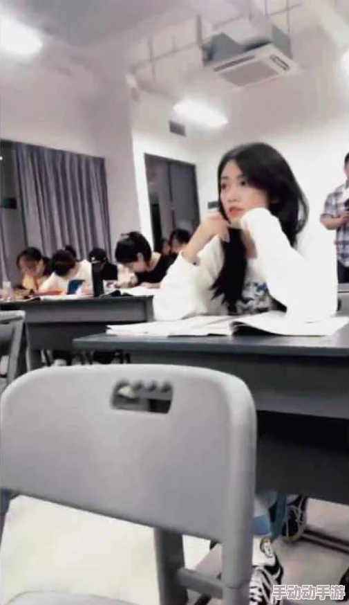 女同学张开腿让我躁她校花竟在图书馆与神秘男子举止亲昵引围观 女同学张开腿让我躁她校花竟在图书馆与神秘男子举止亲昵引围观