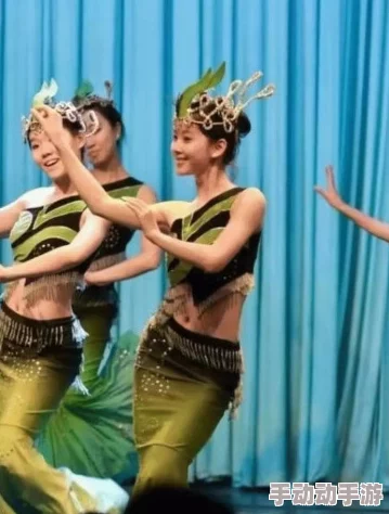 艺校舞蹈系白嫩mm疑似私下收费大尺度视频流出引发网友热议 艺校舞蹈系白嫩mm疑似私下收费大尺度视频流出引发网友热议