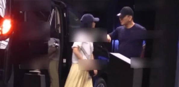 放荡的护士据传深夜经常出入酒吧与多名男子举止亲密 放荡的护士据传深夜经常出入酒吧与多名男子举止亲密