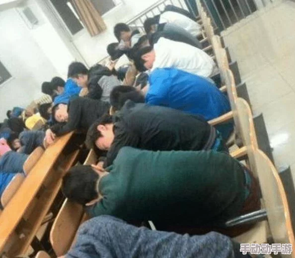 老师上课突然把跳d开到最大音量同学都惊呆了 老师上课突然把跳d开到最大音量同学都惊呆了