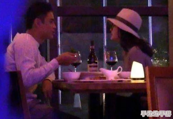 mpo18wen疑似与神秘人士深夜密会共进晚餐举止亲密引发网友热议 mpo18wen疑似与神秘人士深夜密会共进晚餐举止亲密引发网友热议