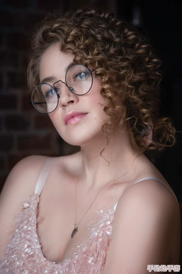 GOGO嫩妇裸体艺术为什么备受瞩目因为它引发了对女性身体解放的思考 GOGO嫩妇裸体艺术为什么备受瞩目因为它引发了对女性身体解放的思考